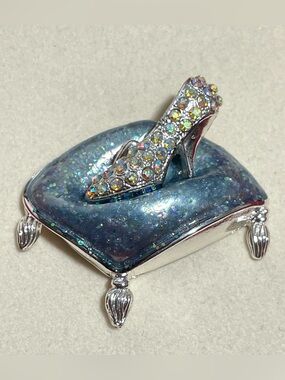Disney Cinderella Glass Slipper Brooch Pin in Original Disney Store Box Vintage